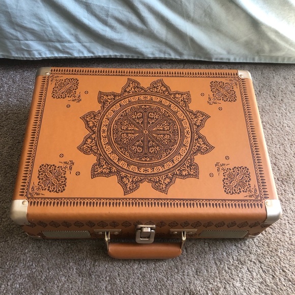 VINYL // Urban Outfitters Crosley Turntable - Picture 4 of 13